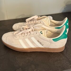 Women’s Adidas Gazelle Suede Sneakers in Beige with Green Size 7.5